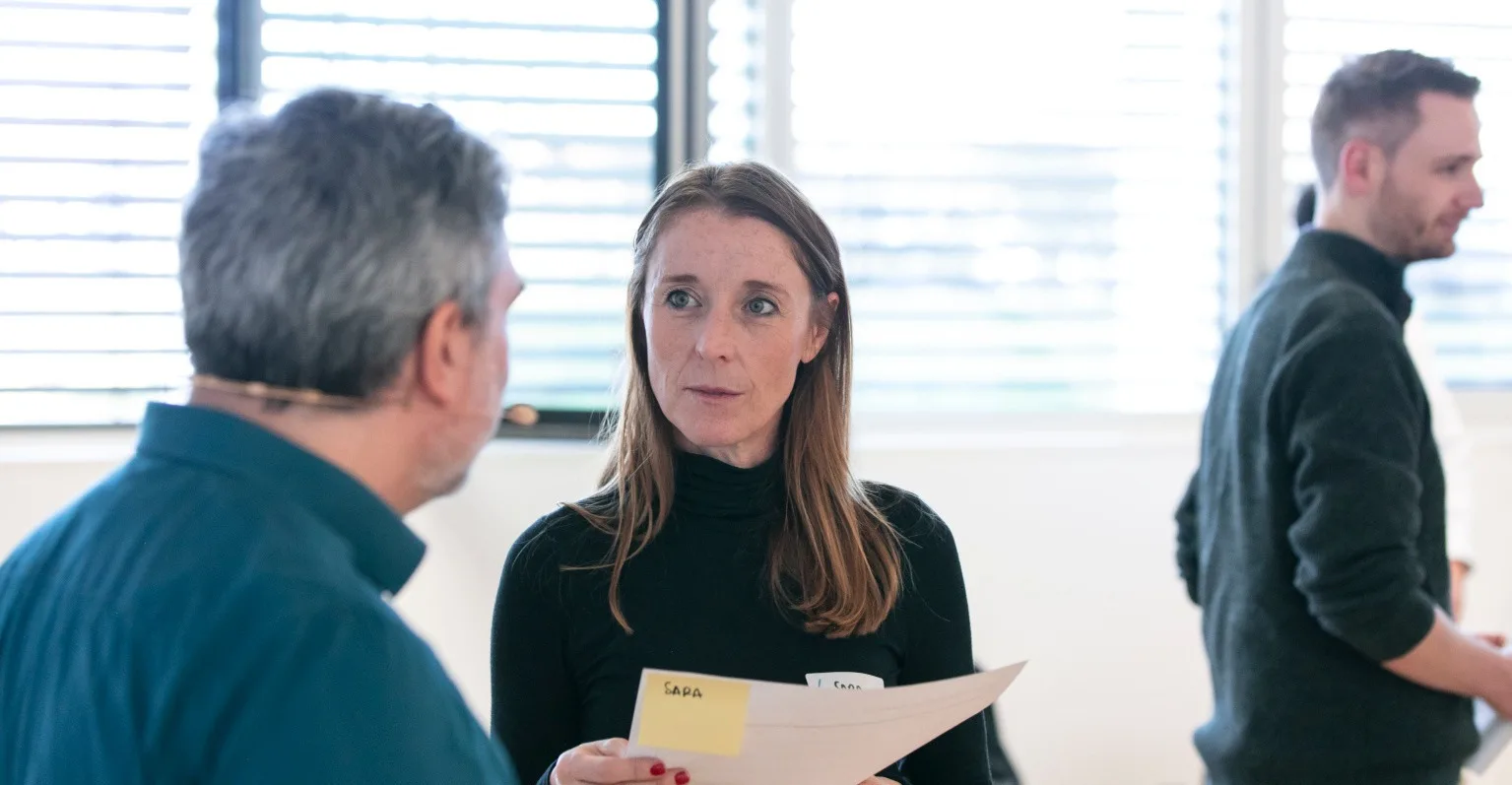 Damien Gauthier coaching experts in a workshop setting