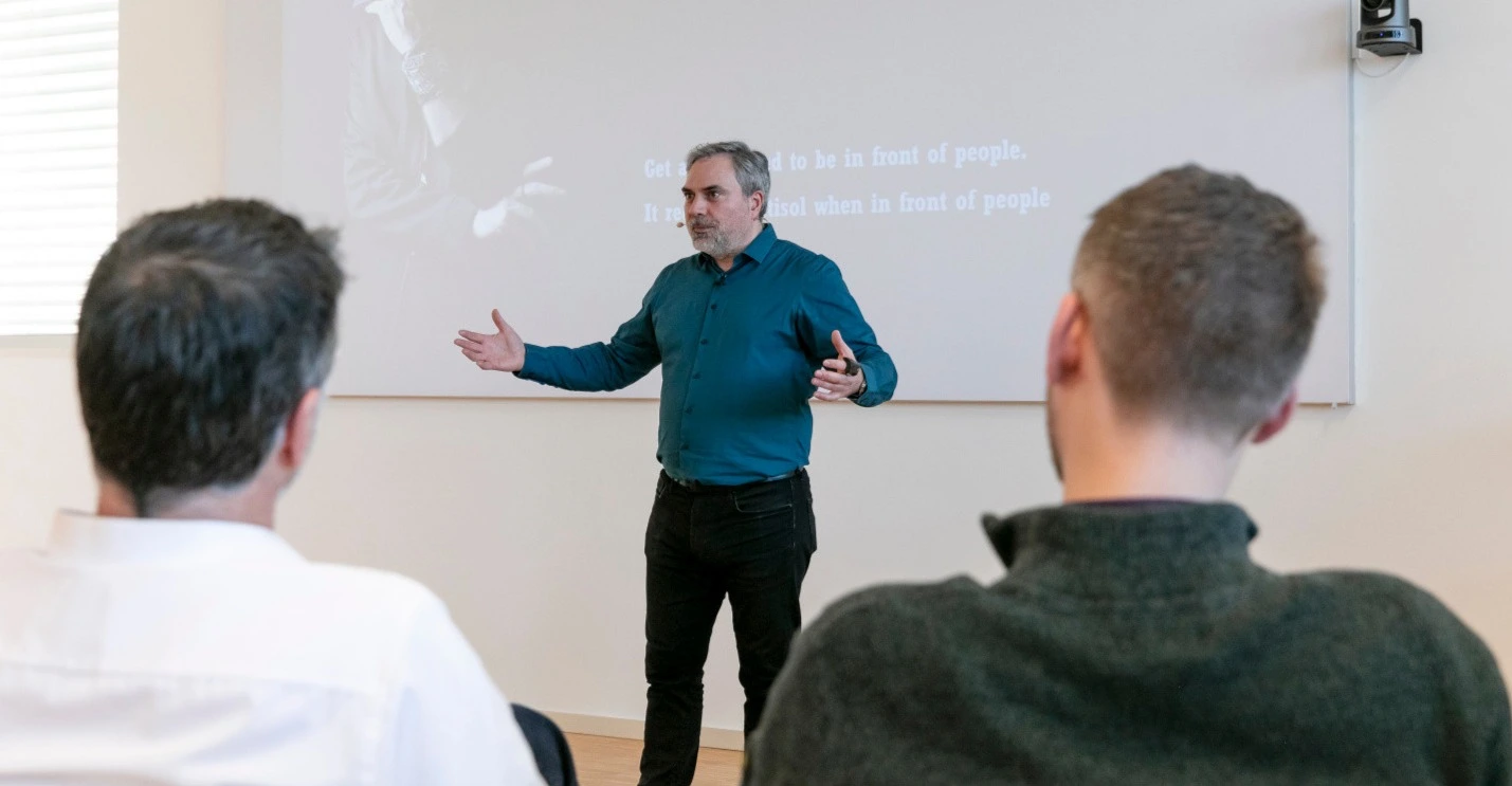 Une équipe de professionnels travaillant ensemble lors d'un atelier de communication