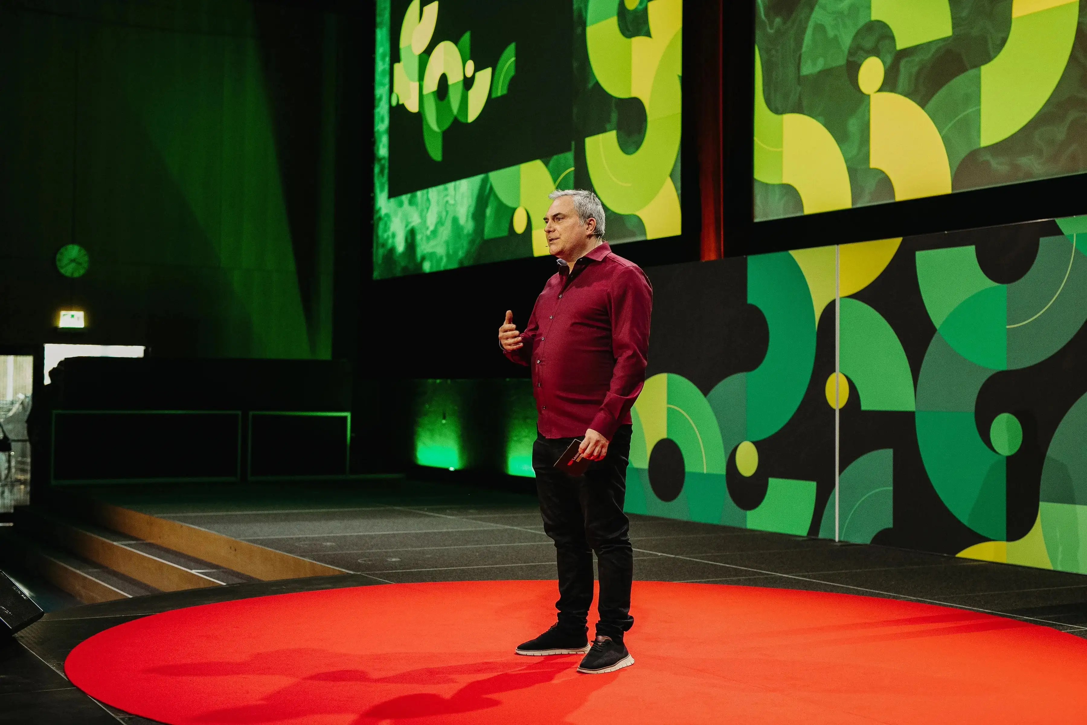 Damien Gauthier coachant un conférencier